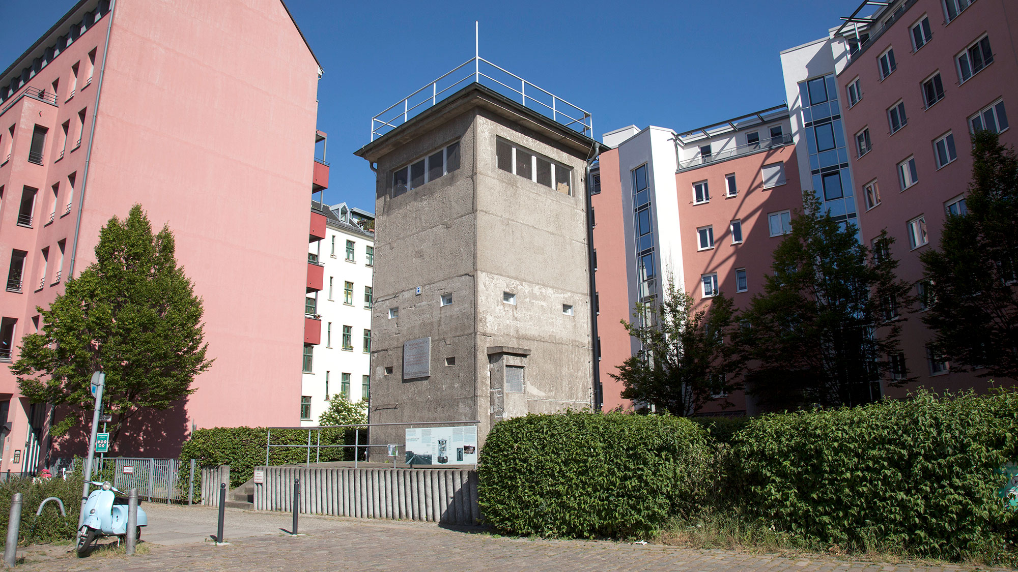 Foto der Gedenkstätte Günter Litfin - zu sehen ist ein historischer Wachturm inmitten eines Wohnviertels