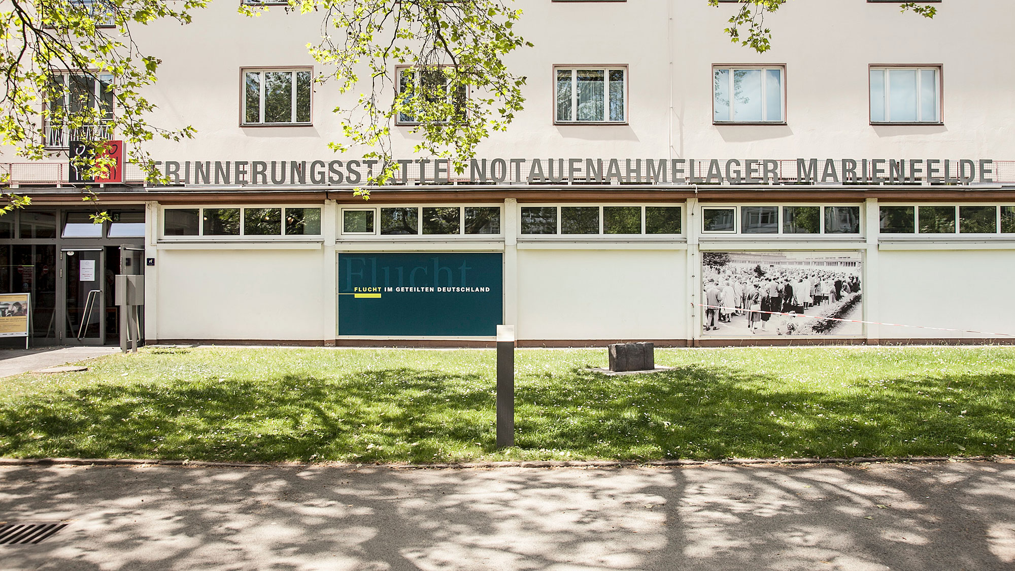 Foto der Erinnerungsstätte Notaufnahmelager Marienfelde - der Eingangsbereich des Gebäudes ist zu sehen