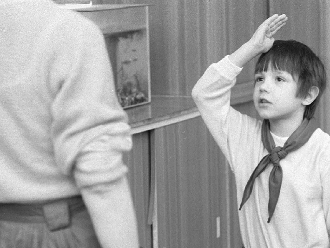 Ein Junge in Uniform salutiert