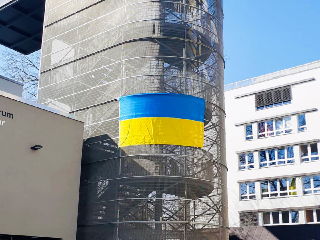Ukrainische Flagge am Dokumentationszentrum