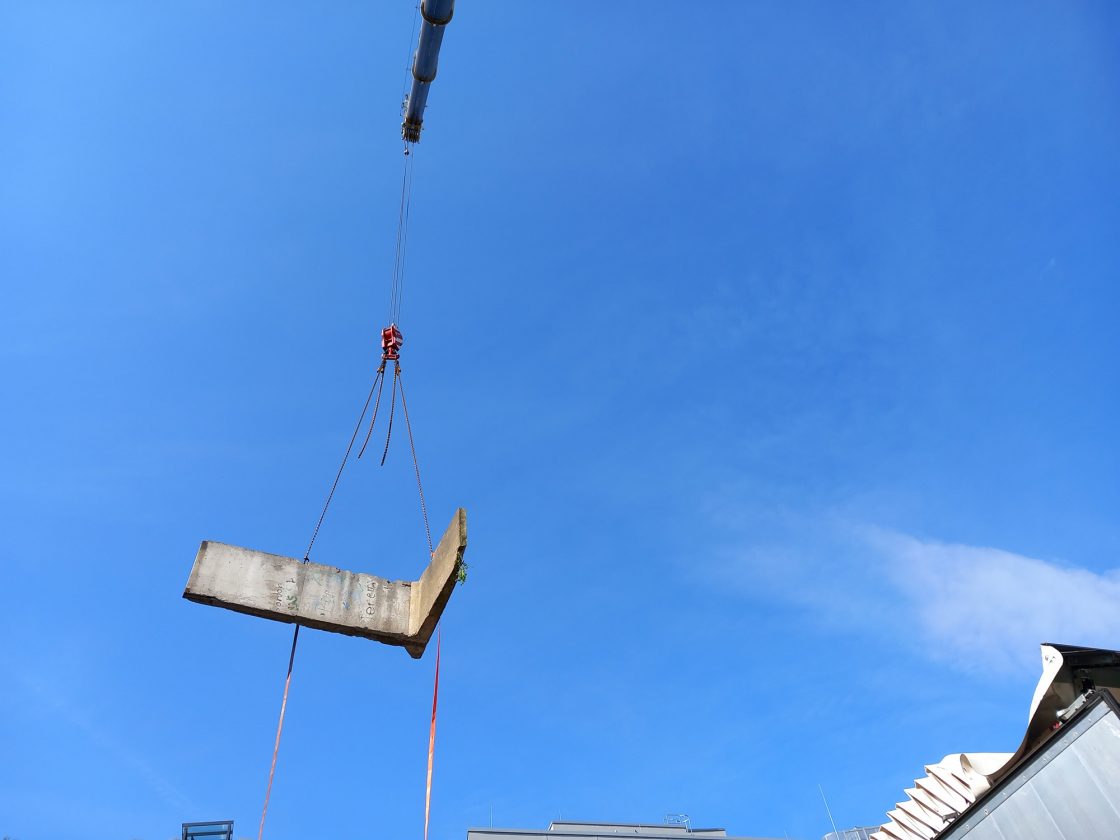 Mauerteil wird abtransportiert