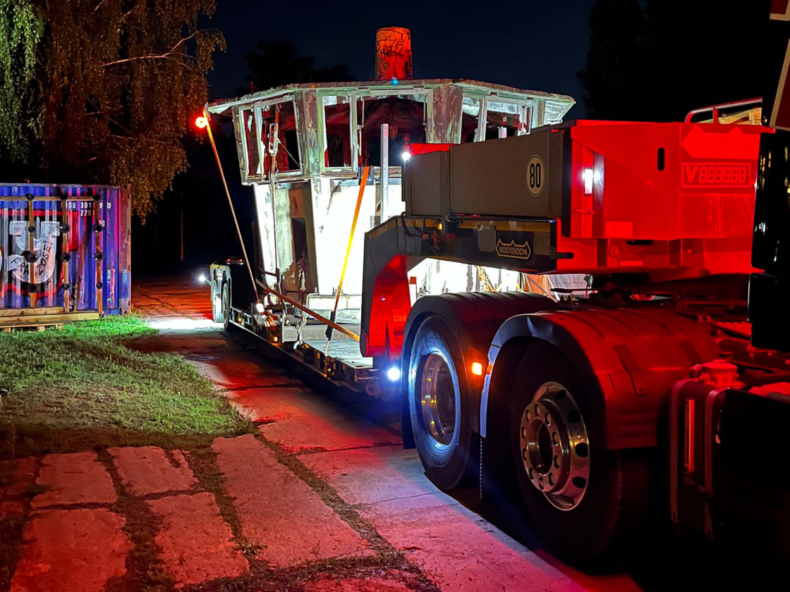 Ein Wachtturm in der Nacht