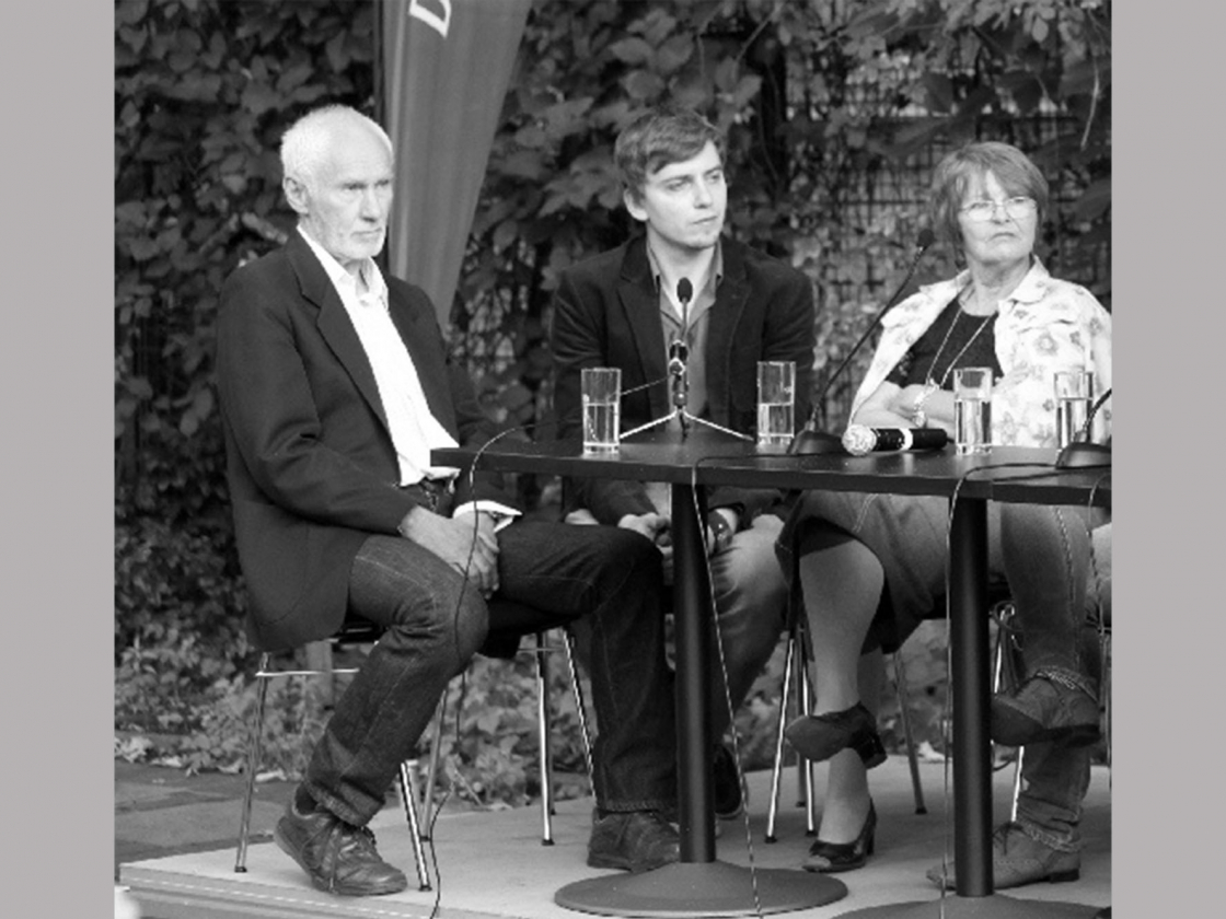 Schwarz-Weiß-Foto von einem Zeitzeugengespräch mit Joachim Rudolph