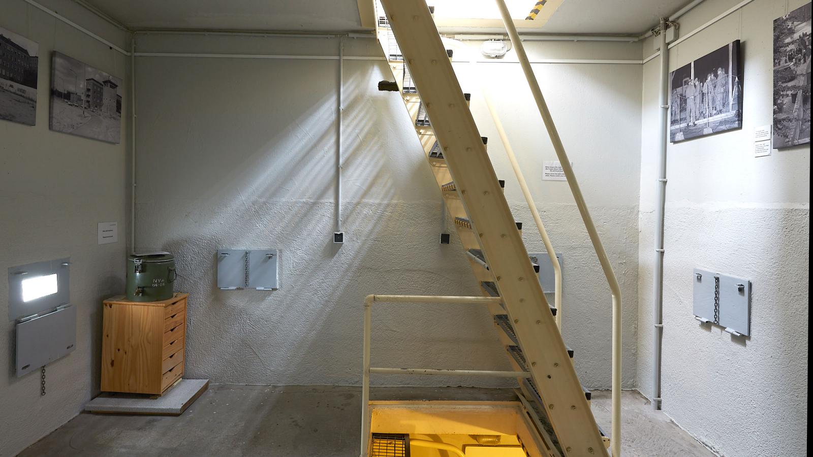 Treppenhaus mit Ausstellungselementen im Inneren des Wachturms