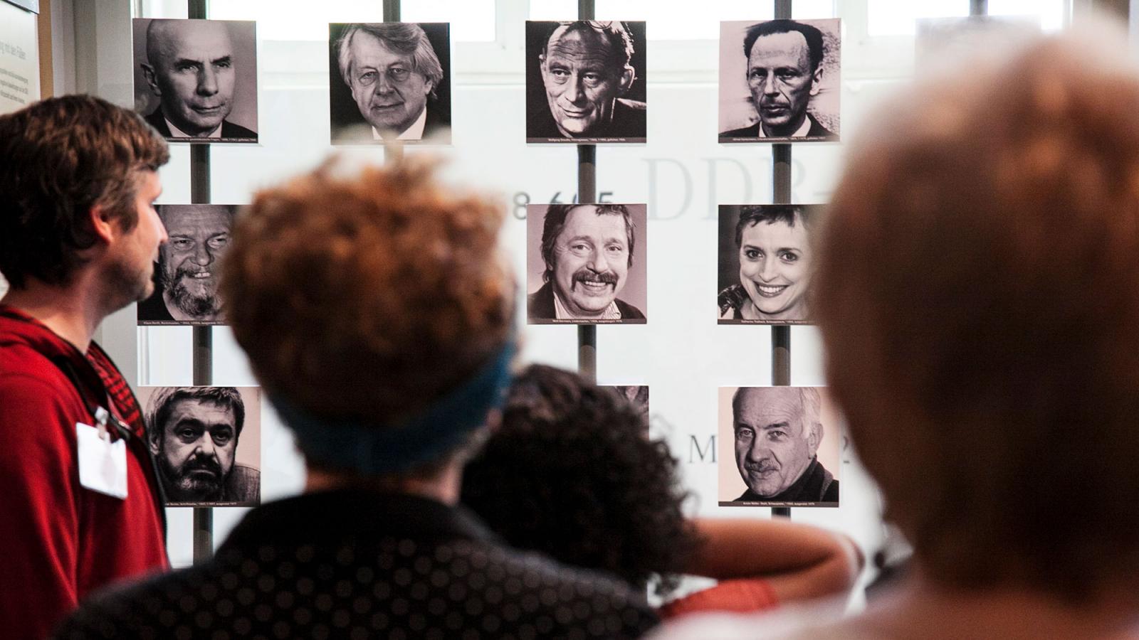 Besuchende vor Fotografien berühmter Geflüchteter in der Ausstellung