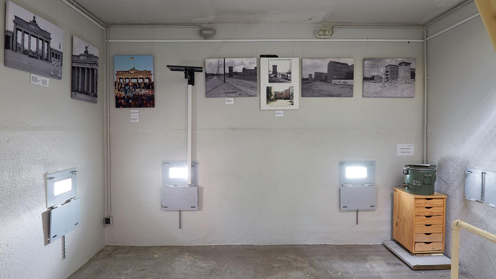 Innenansicht des Wachturms mit Ausstellungstafeln