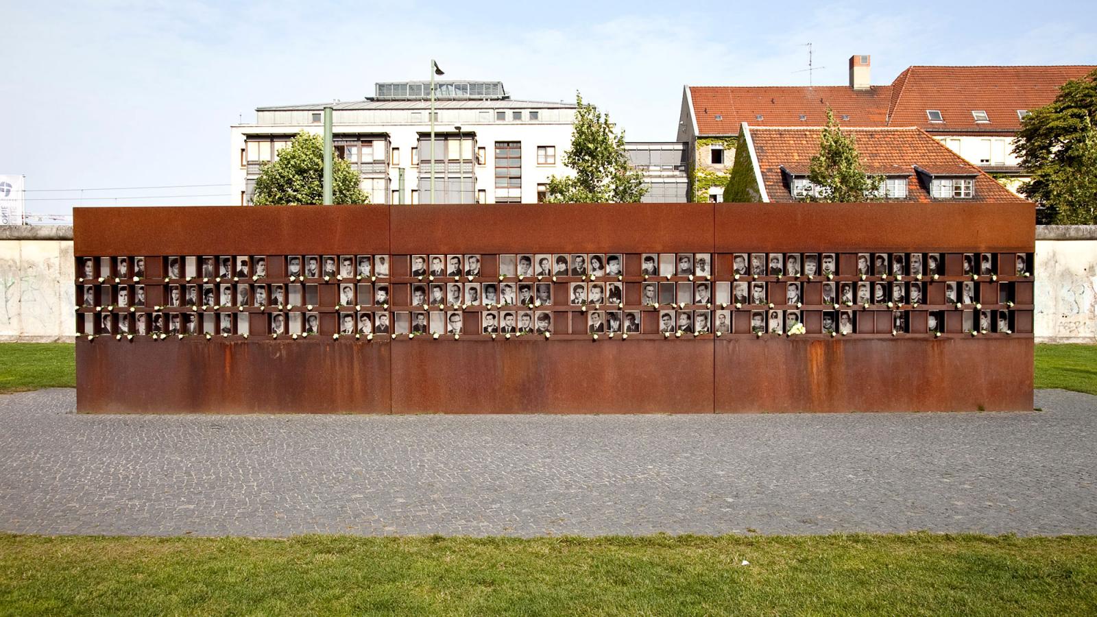 Ansicht des Fensters des Gedenkens mit Aufnahmen der Maueropfer