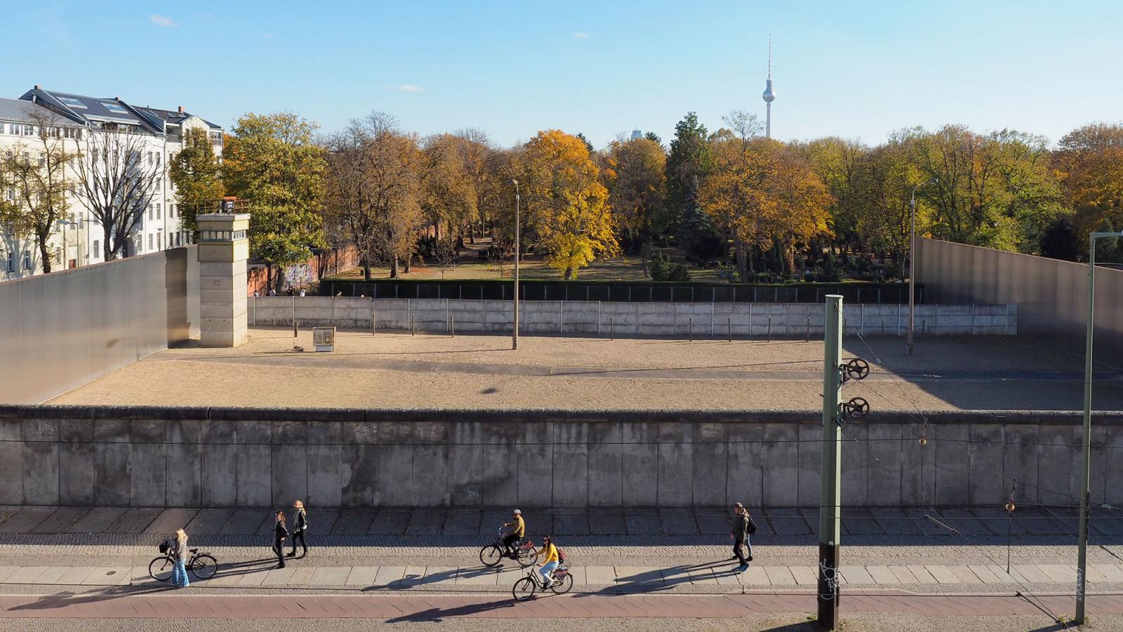 Das Denkmal mit beiden Mauern, dem Postenweg und der Lichttrasse. Das Foto wurde vom Aussichtsturm des Dokumentationszentrums aufgenommen.