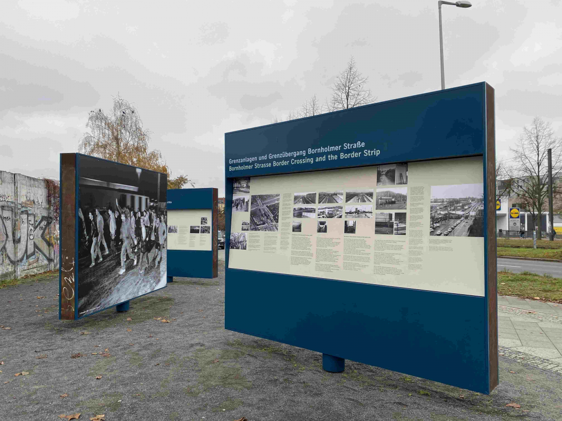 Ausstellungstafeln an der Böse Brücke mit historischen Fotos.