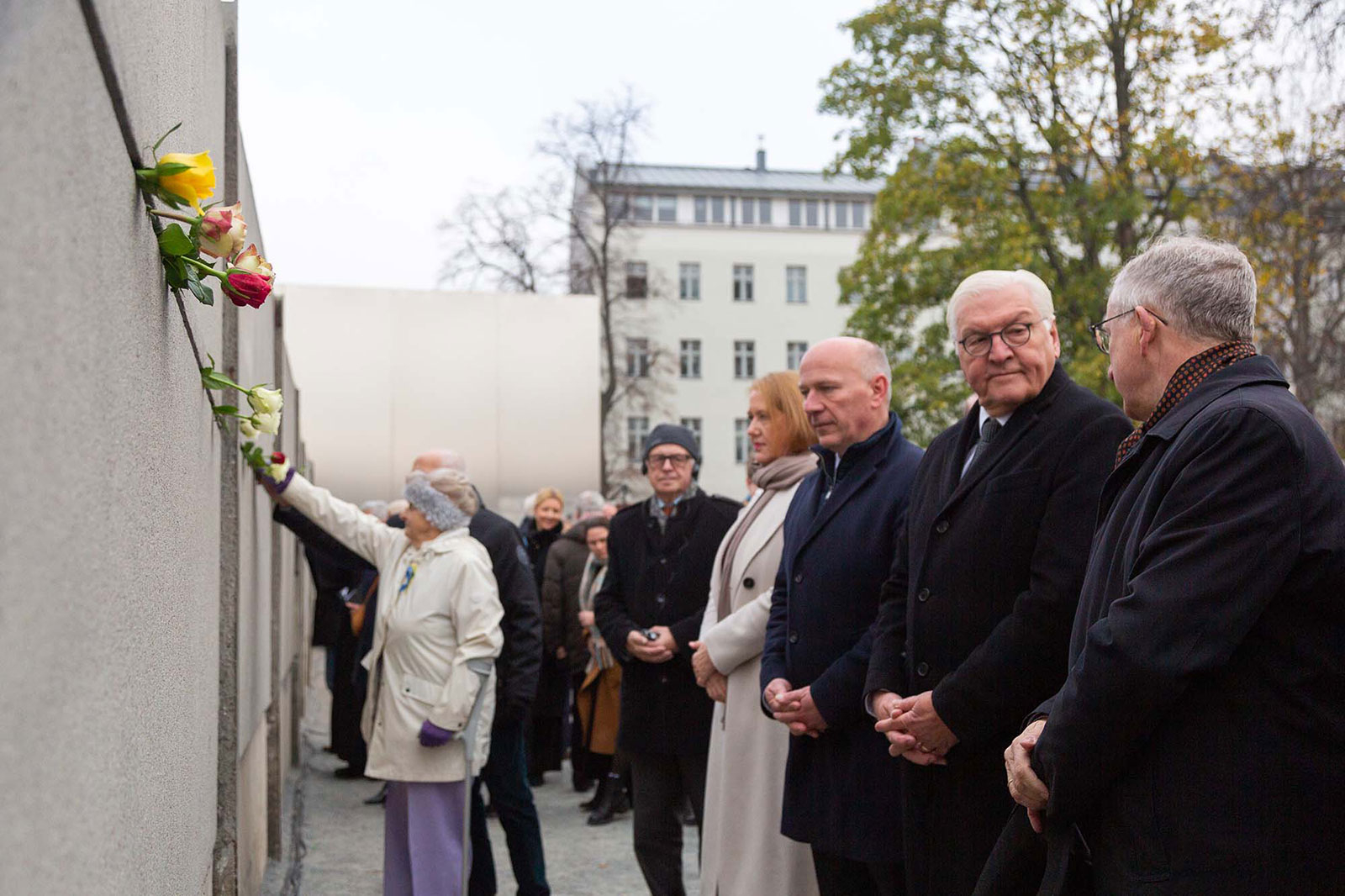 Gäste beim Rosenstecken an der Hinterlandmauer