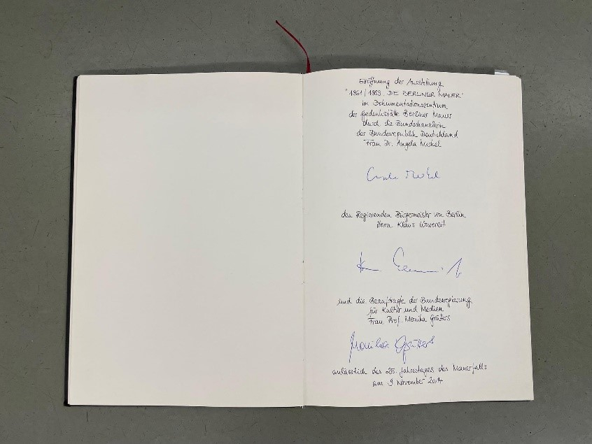 Ein aufgeklapptes Gästebuch mit einigen Worten von Angela Merken, Bundeskanzlerin a.D.
