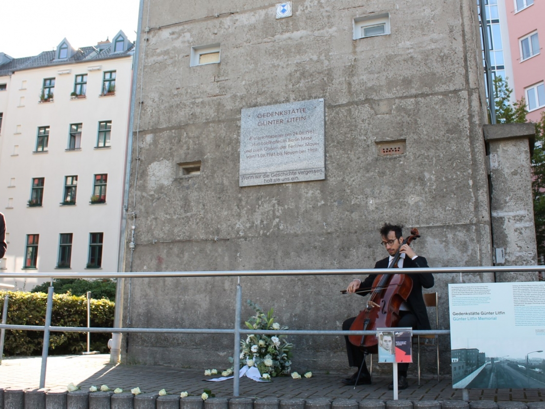 Cellospiel vor dem Turm