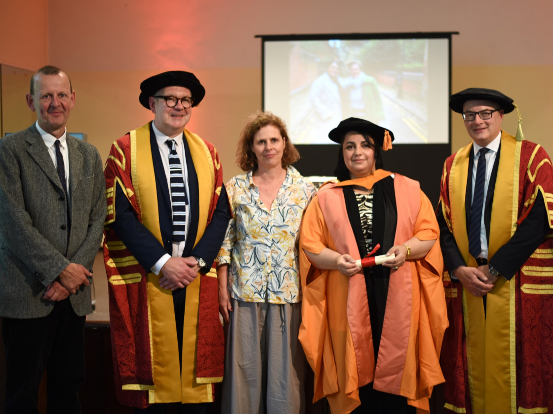 fünf Personen posieren für ein Foto