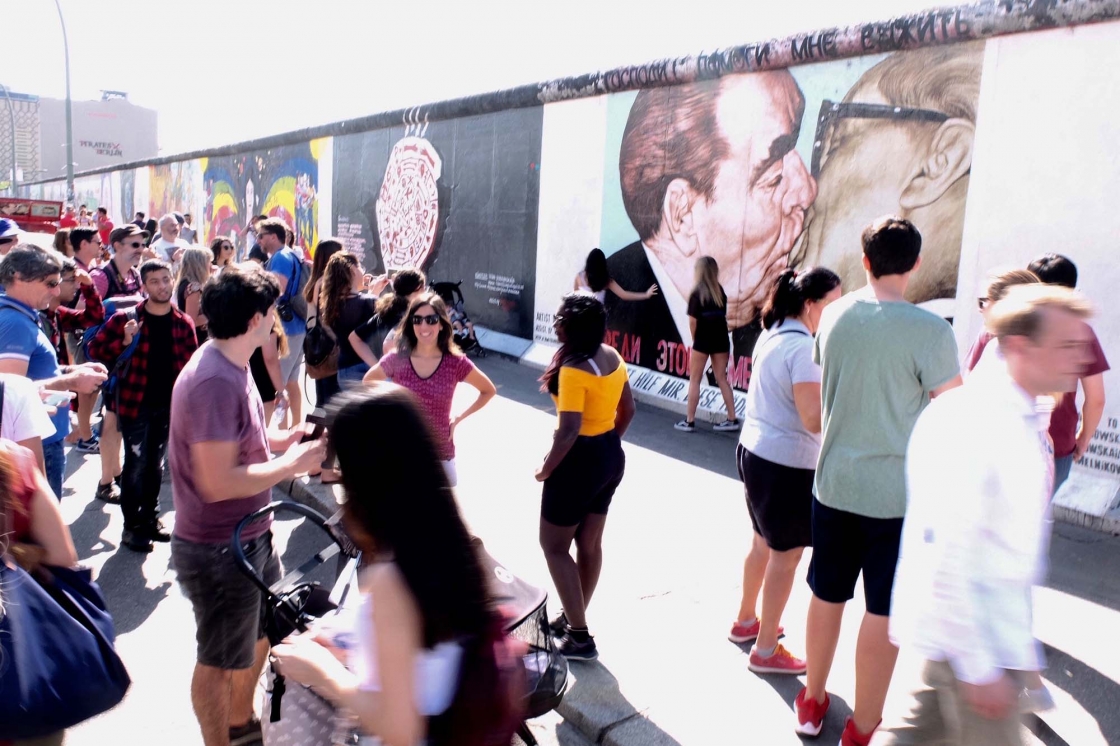 Menschen vor der East Side Gallery