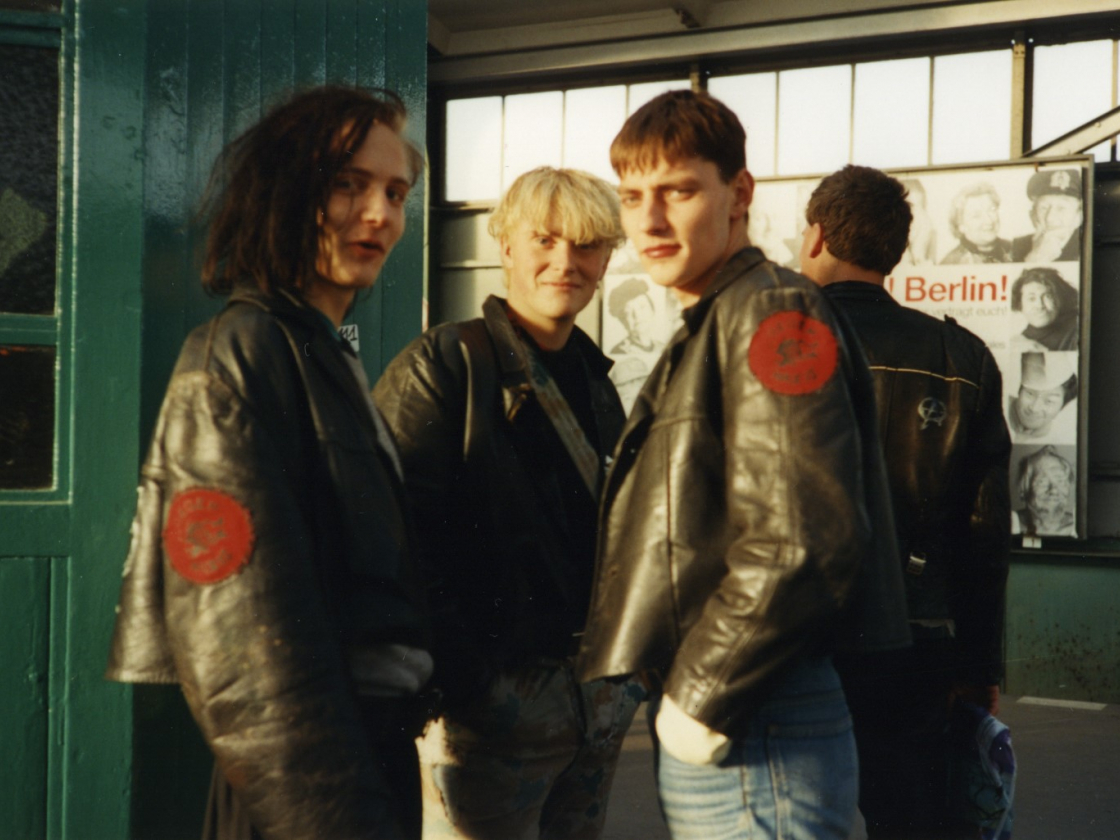 Foto von Jugendlichen, die Lederjacken anhaben