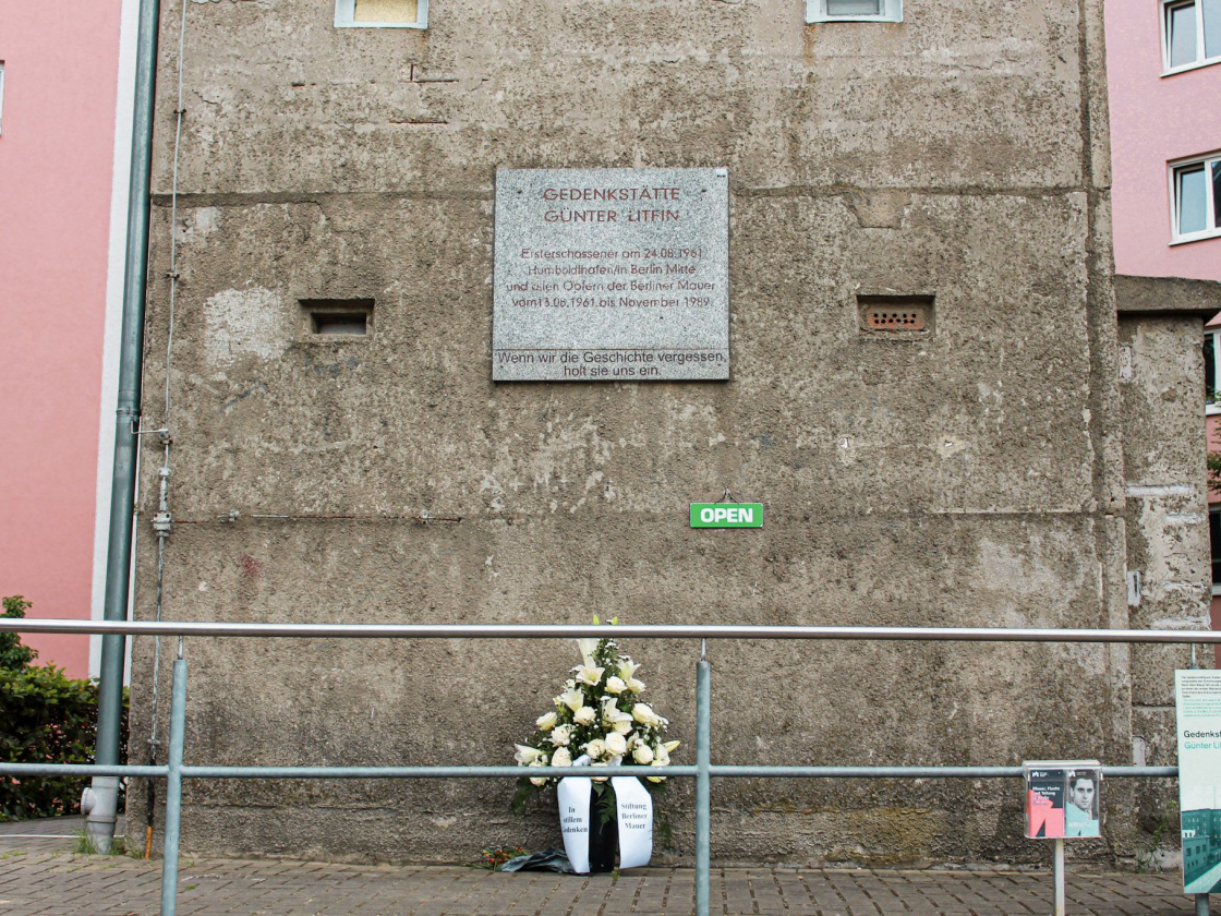 Gedenkkranz vor dem Turm