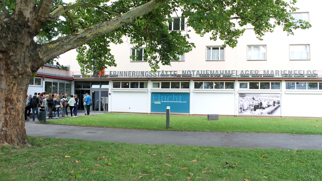 Außenführung in der Erinnerungs-Stätte Marienfelde 