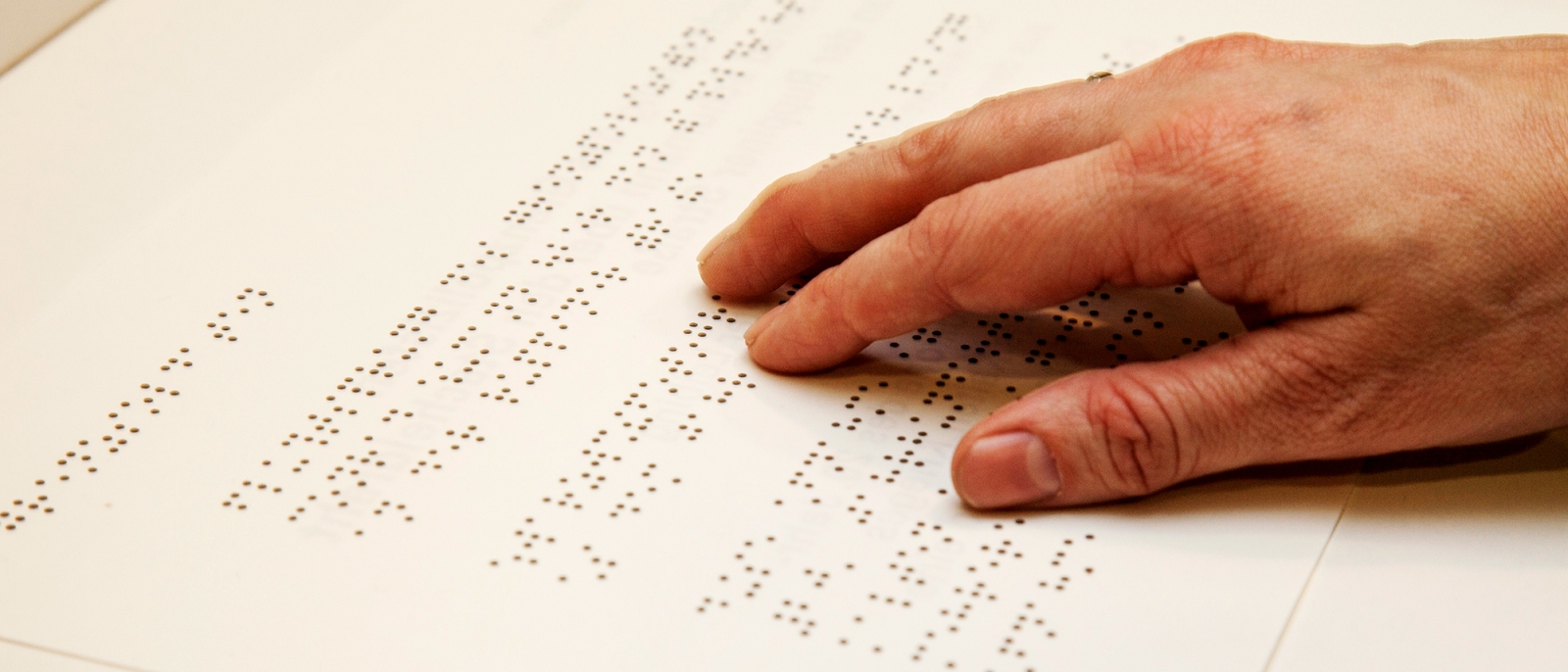 Hand liest Brailleschrift