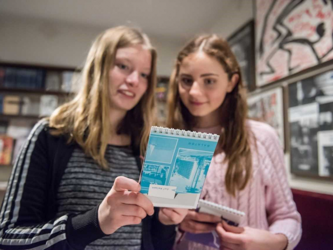 Zwei Mädchen schauen auf ein Heft