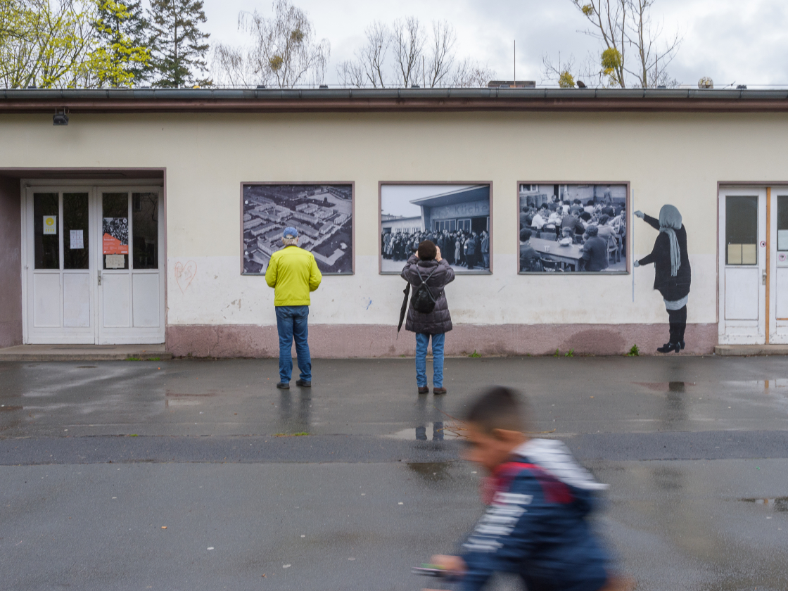 Personen vor einem Gebäude der Erinnerungsstätte Notaufnahmelager Marienfelde