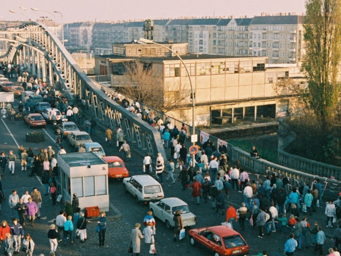 Personen laufen auf einer Brücke