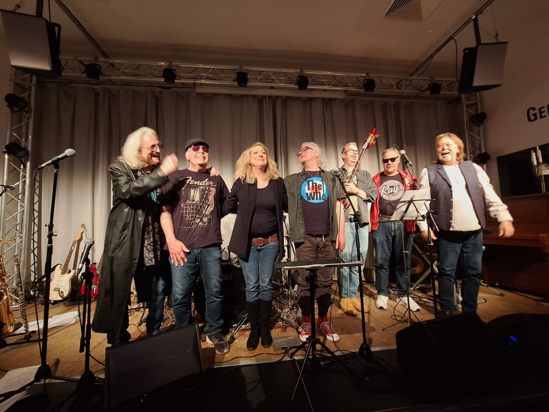 Die Klosterbrüder stehen auf einer Bühne