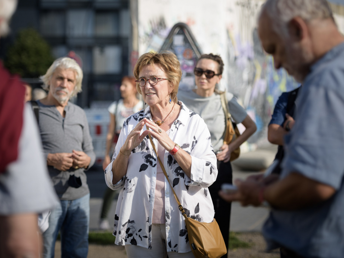 Margaret Hunter an der East Side Gallery