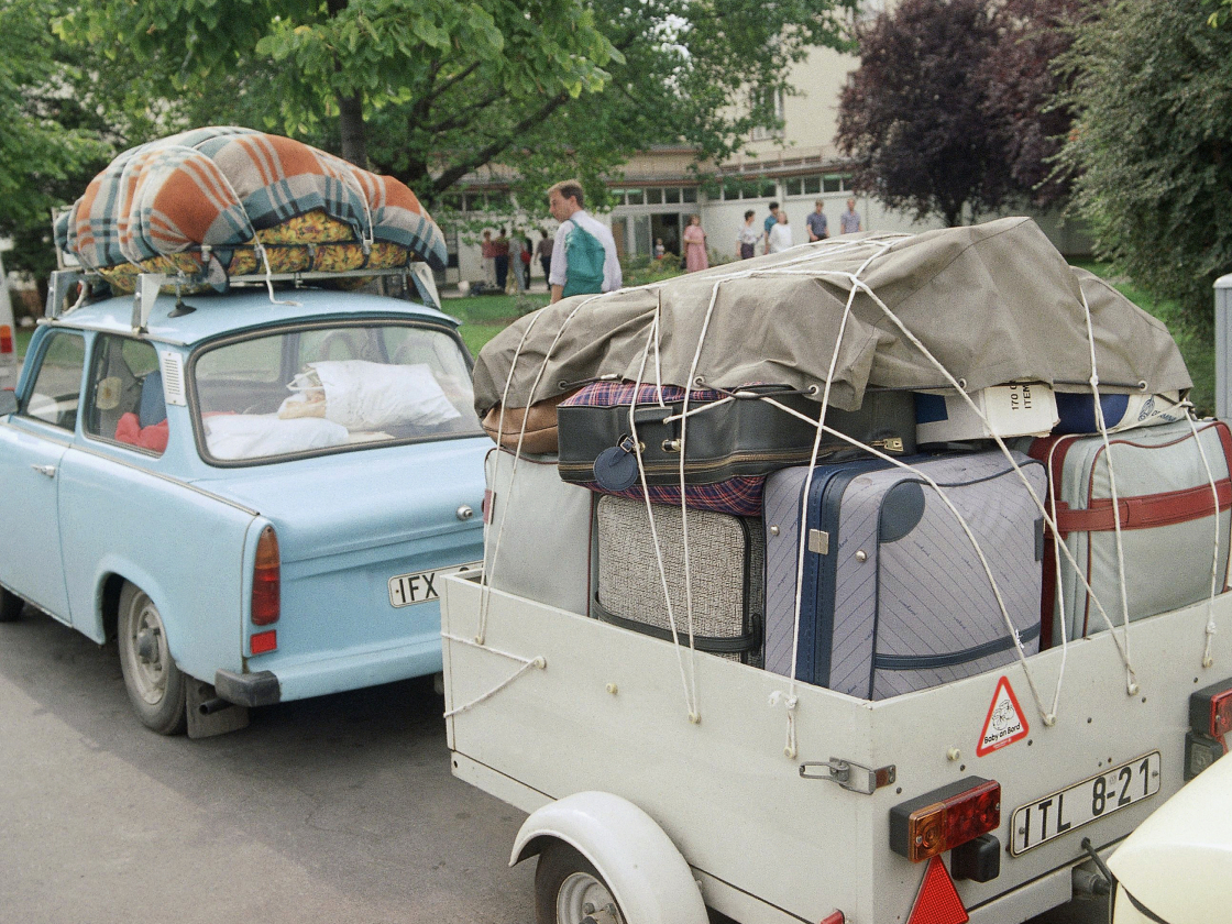 Mit Koffern vollgeladene Autos passieren das Notaufnahmelager Marienfelde nach der Grenzöffnung