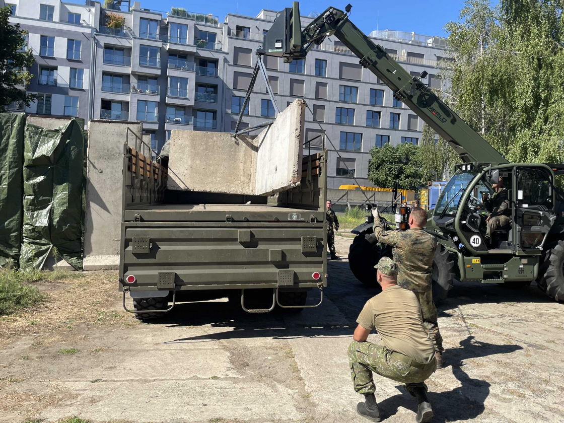 Verladen des Mauerelements