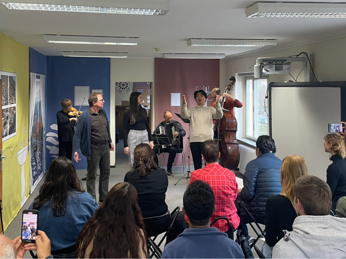 Foto von 3 Sängern und drei Musikern