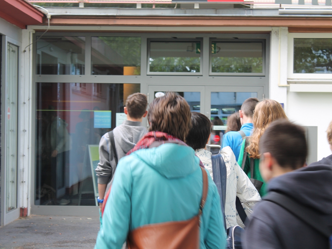 Jugendliche vor der Erinnerungsstätte