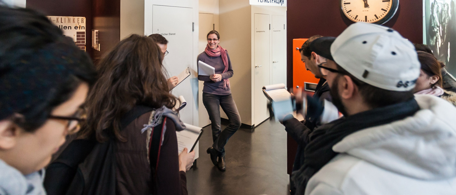 Führung mit einer Gruppe junge Erwachsene in der Erinnerungsstätte Notaufnahmelager Marienfelde