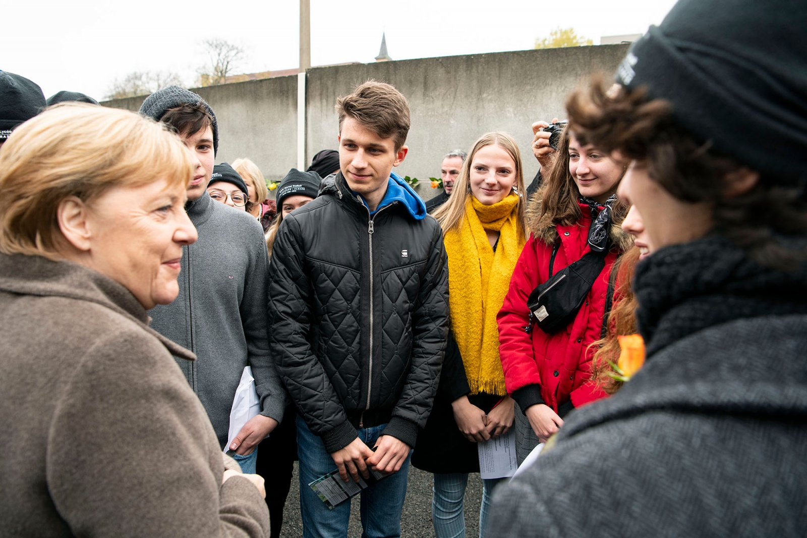 Bundeskanzlerin Angela Merkel im Gespräch mit Jugendlichen