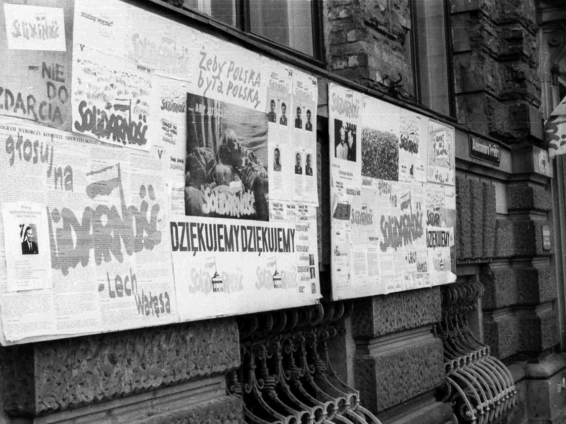 Solidarnosc-Plakate an einer Plakatwand
