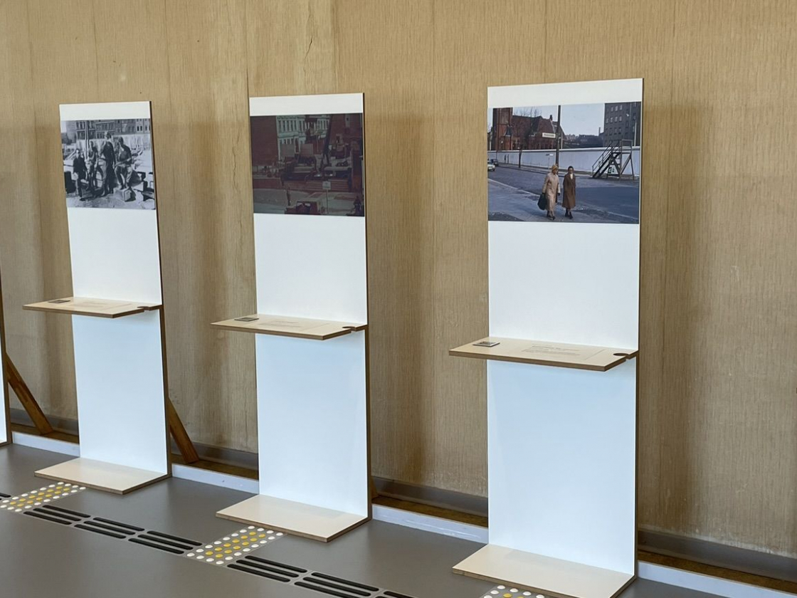 Ansicht der Ausstellung - eine Reihe von Bildern auf Podesten ist zu sehen.