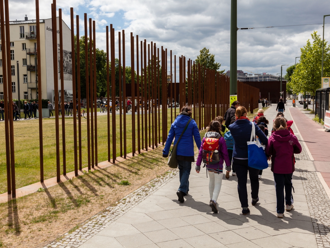 Familie in der Gedenkstätte