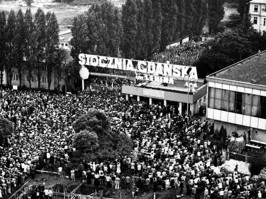 Menschenmenge  vor dem Europäischen Solidarnosc Center in Polen