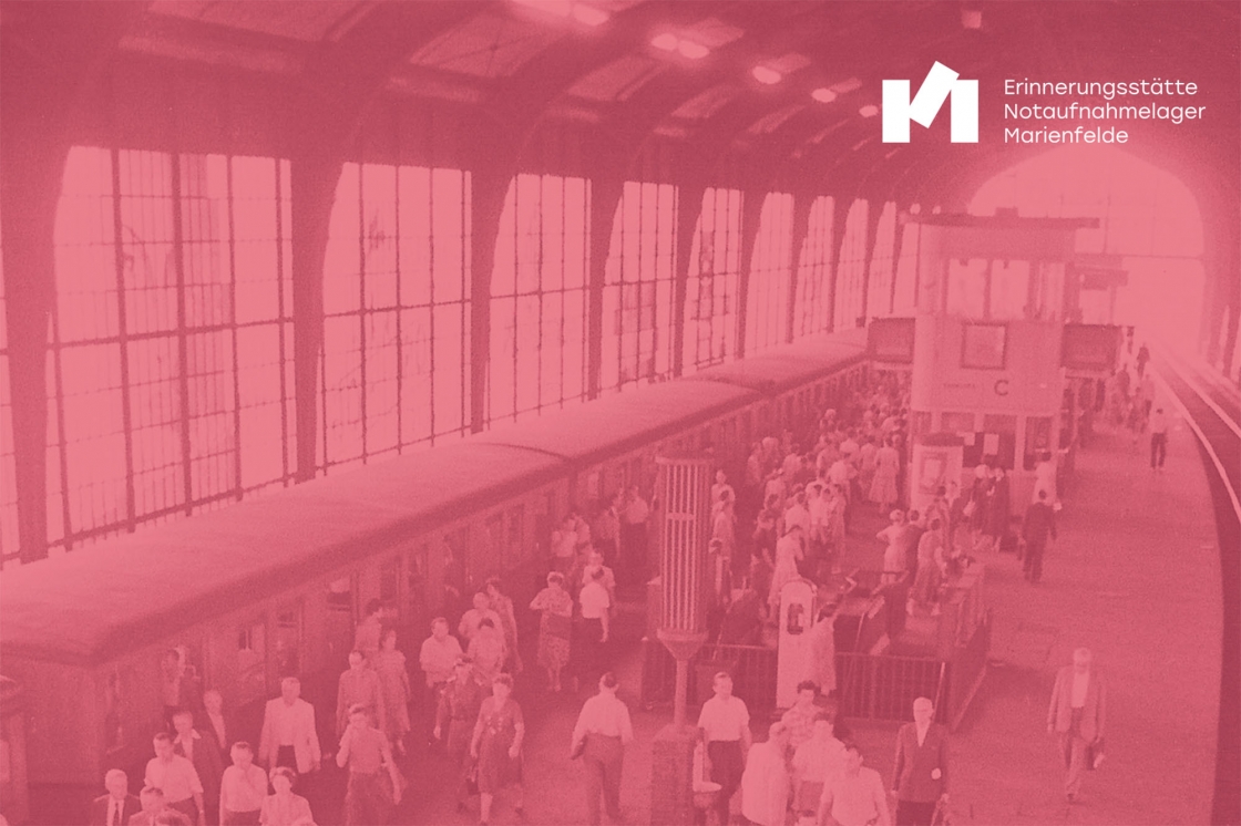 Bild in rot eingefärbt - Foto von Menschen, die in einen Zug am Gleis einsteigen