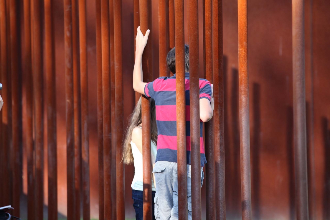 Kinder an der Gedenkstätte Berliner Mauer