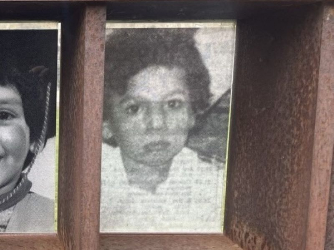 Porträt von Çetin Mert im Fenster des Gedenkens, 2024 © Stiftung Berliner Mauer