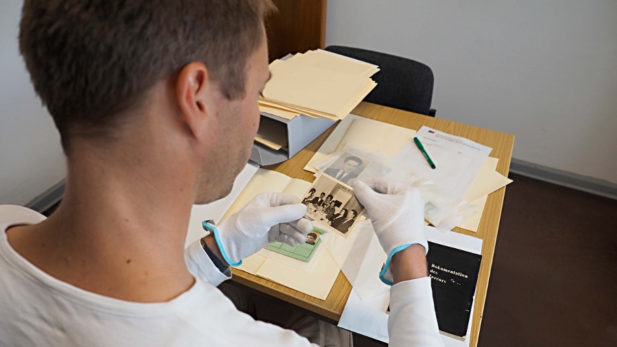 Eine Person recherchiert